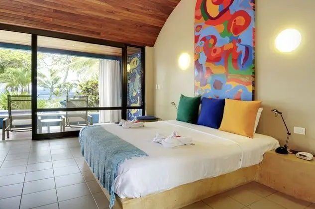 Deluxe Beachfront Villa 1 King Bed plus