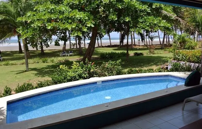 Deluxe Beachfront Villa 1 King Bed plus