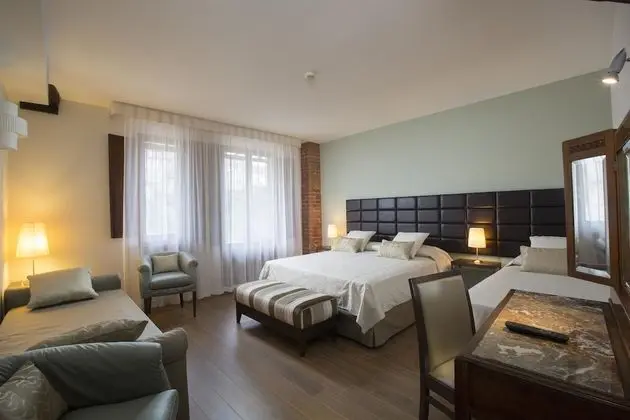Superior Tek Büyük Yataklı Oda, Balkon, Şehir Manzaralı