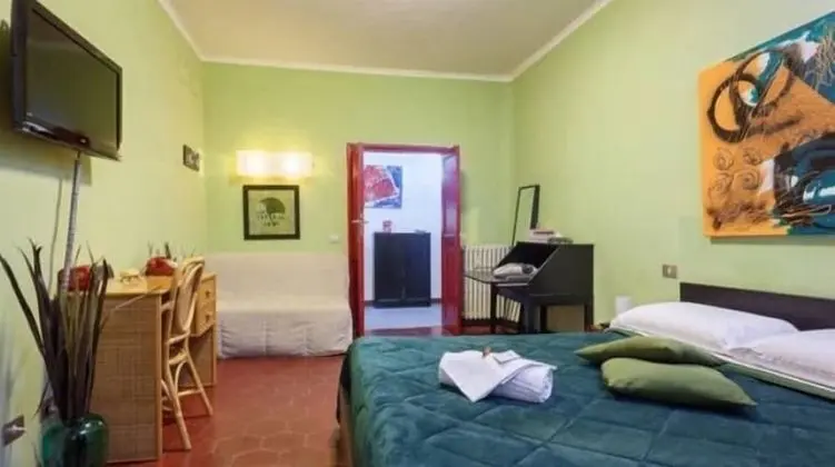 Üç Kişilik Oda (External Private Bathroom)