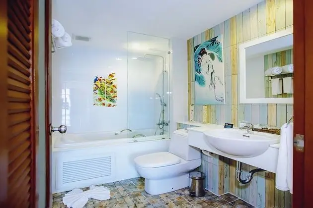 Deluxe Oceanfront Studio with Jacuzzi/Shower