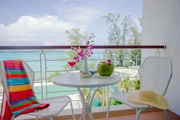 Deluxe Oceanfront Studio with Jacuzzi/Shower