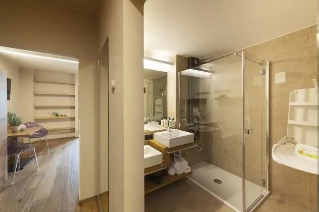 Family Oda (with Shower)