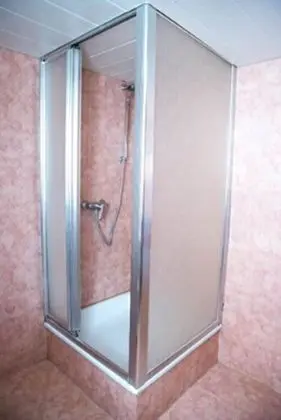 Standard Dört Kişilik Oda, Ortak Banyo