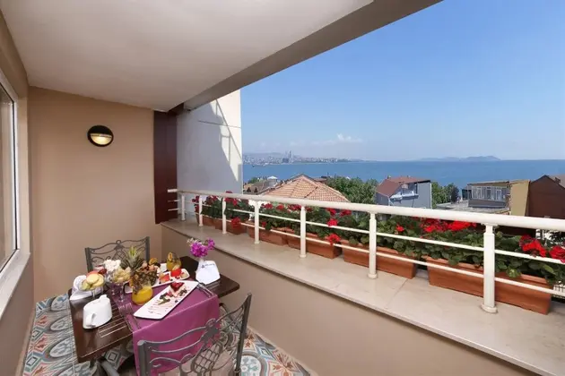 Deniz Manzaralı Standard Family Oda