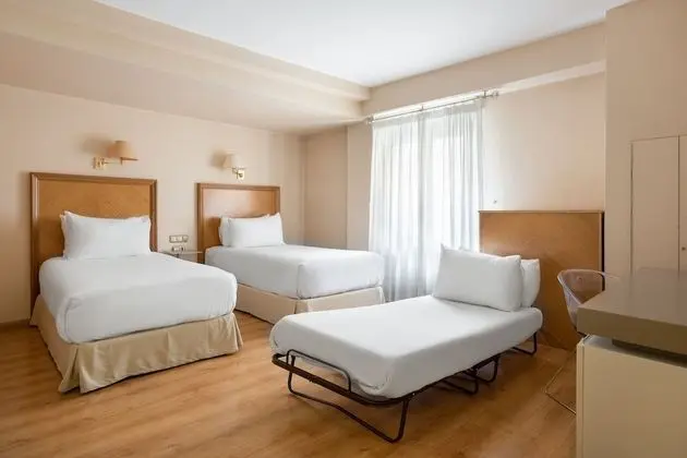 Tek Büyük Yataklı Oda, 3 Tek Kişilik Yatak (1 Child)