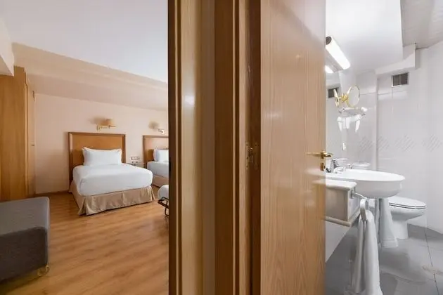 Tek Büyük Yataklı Oda, 3 Tek Kişilik Yatak (1 Child)