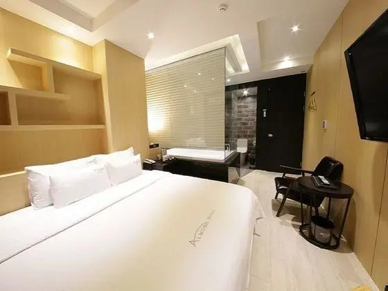 Standard Tek Büyük Yataklı Oda (Interior Design of a Room is Randomly)