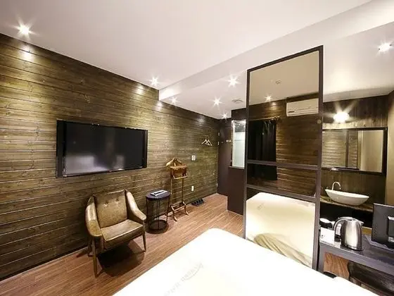 Standard Tek Büyük Yataklı Oda (Interior Design of a Room is Randomly)