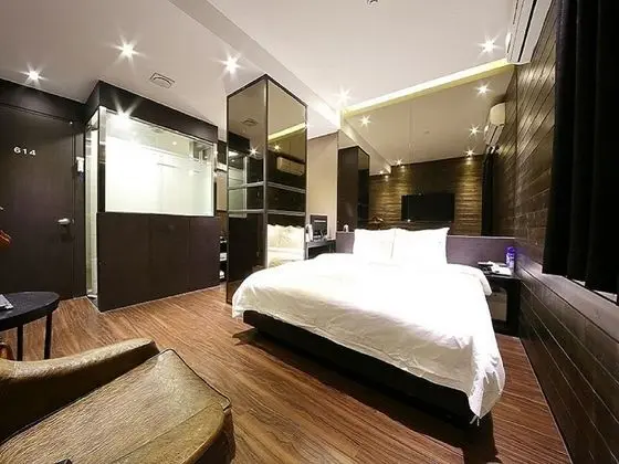 Standard Tek Büyük Yataklı Oda (Interior Design of a Room is Randomly)