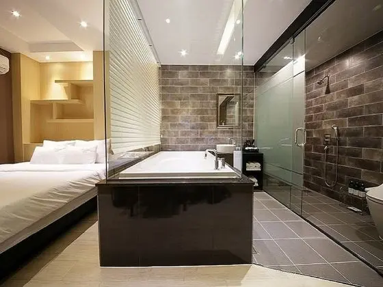 Standard Tek Büyük Yataklı Oda (Interior Design of a Room is Randomly)