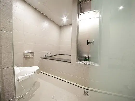 Standard Tek Büyük Yataklı Oda (Interior Design of a Room is Randomly)