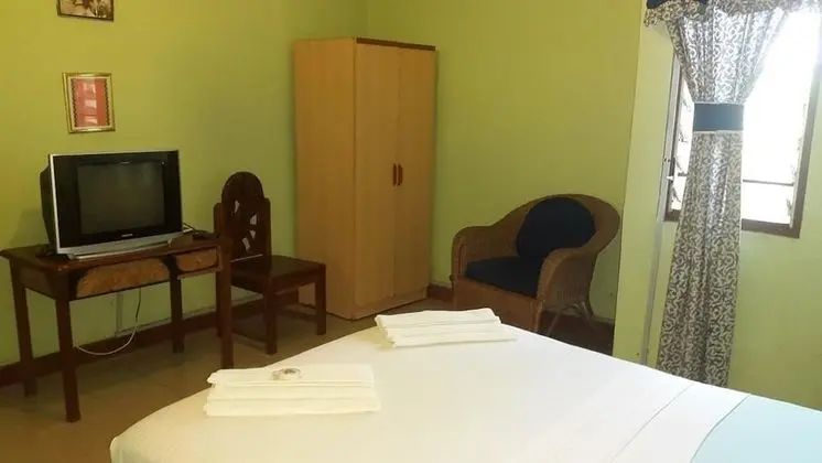 Tek Büyük Yataklı Oda (Paul Bogle - Shared Bathroom)