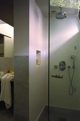https://i.travelapi.com/lodging/1000000/570000/564800/564770/20a40a75_z.jpg