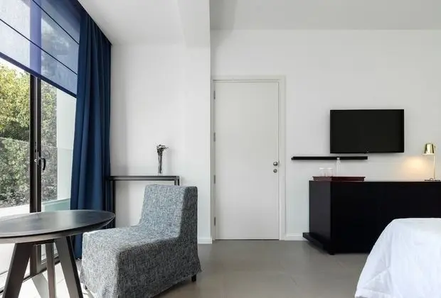 https://i.travelapi.com/lodging/1000000/570000/564800/564770/8f936a0f_z.jpg