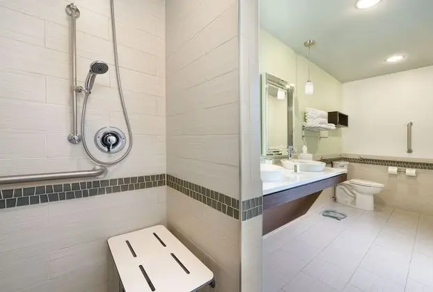 Standard Oda, 2 Tek Kişilik Yatak, Engellilere Uygun (Comms Accessible. Roll-In Shower)