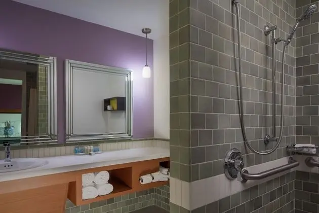 Standard Oda, 2 Tek Kişilik Yatak, Engellilere Uygun (Comms Accessible. Roll-In Shower)