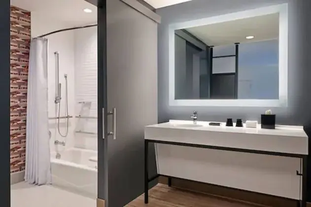 Oda, 1 En Büyük (King) Boy Yatak, Engellilere Uygun, Sigara İçilmez (Mobility w/ Tub)
