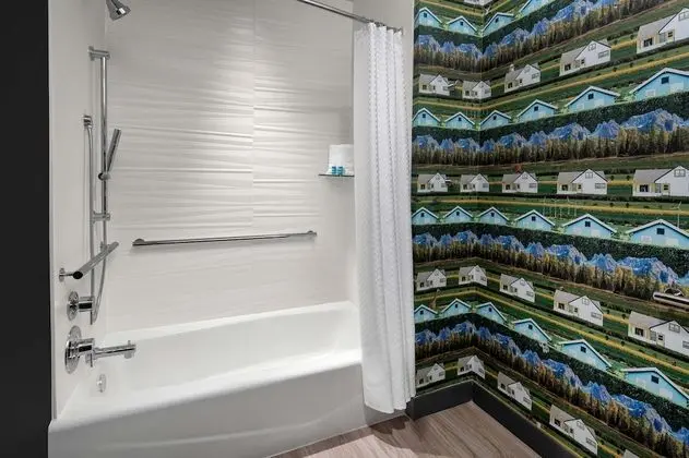 Oda, 1 En Büyük (King) Boy Yatak, Engellilere Uygun, Sigara İçilmez (Mobility w/ Tub)