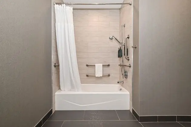Oda, 2 Büyük (Queen) Boy Yatak (Mobility Accessible, Tub)
