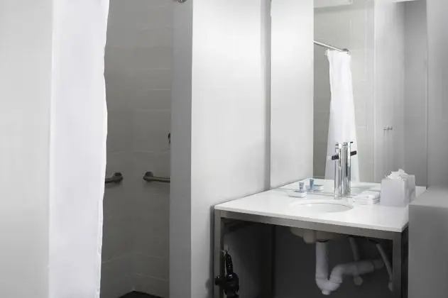Oda, 1 En Büyük (King) Boy Yatak (Mobility Accessible, Roll-In Shower)