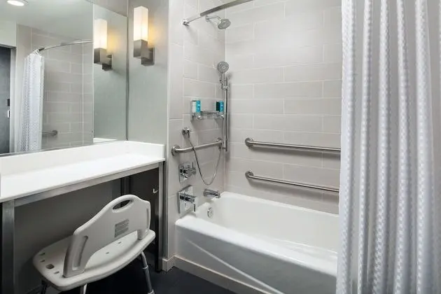Oda, 1 En Büyük (King) Boy Yatak (Mobility Accessible, Tub)