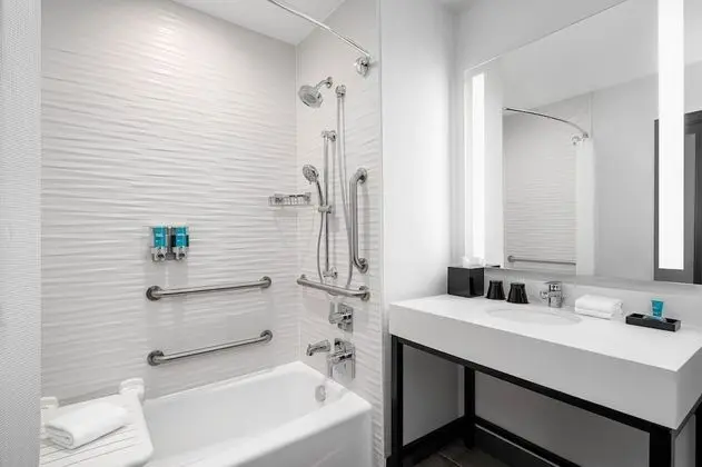 Oda, 1 En Büyük (King) Boy Yatak, Engellilere Uygun, Sigara İçilmez (Mobility w/ Tub)