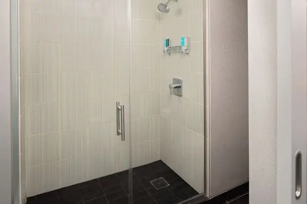 Oda, 2 Büyük (Queen) Boy Yatak (Mobility Accessible, Roll-In Shower)