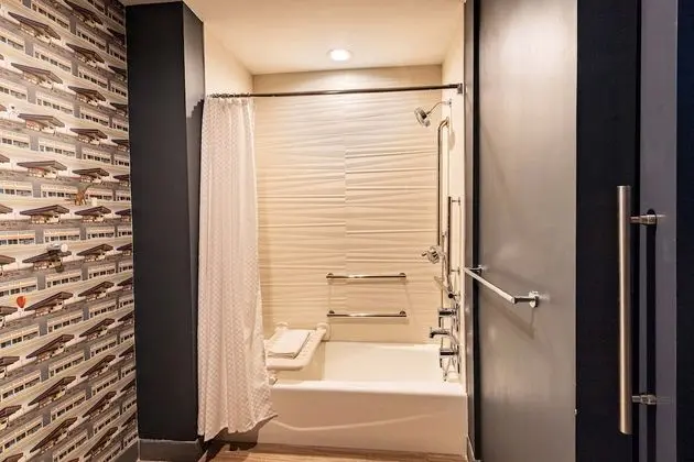 Oda, 1 En Büyük (King) Boy Yatak, Engellilere Uygun, Sigara İçilmez (Mobility w/ Tub)