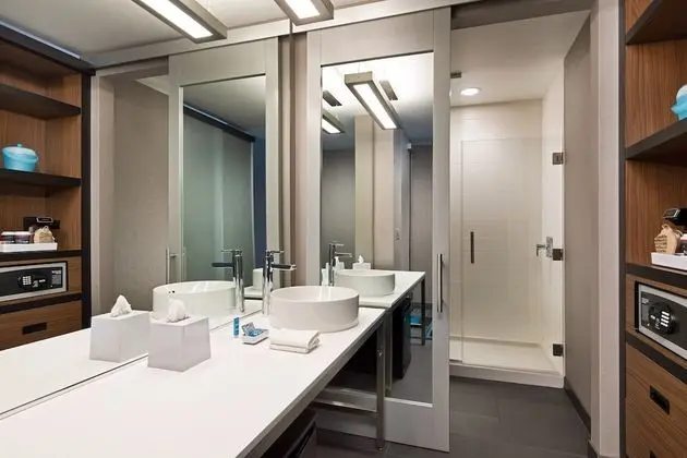 Oda, 1 En Büyük (King) Boy Yatak (Mobility Accessible, Roll-In Shower)