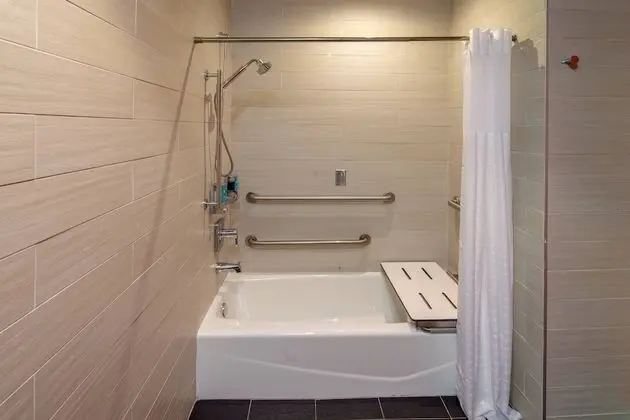 Süit, 2 Büyük (Queen) Boy Yatak, Şehir Manzaralı (Mobility Accessible, Tub)