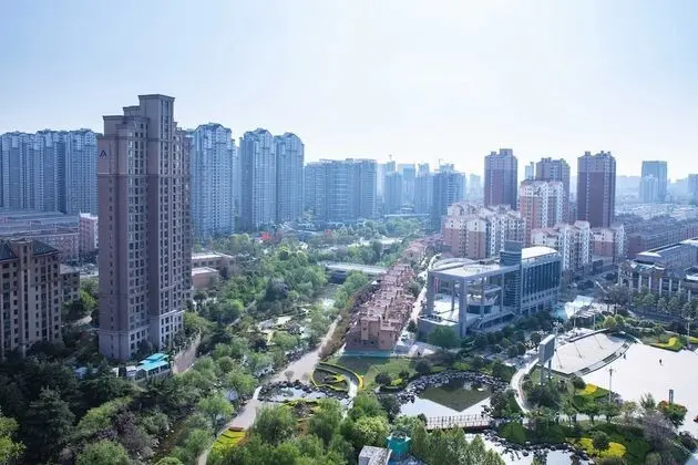 Oda, 1 En Büyük (King) Boy Yatak, Sigara İçilebilir, Şehir Manzaralı (Breezy)