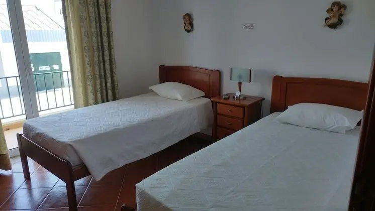 İki Ayrı Yataklı Oda, Ortak Banyo