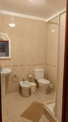 İki Ayrı Yataklı Oda, Ortak Banyo