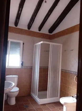 Basic Üç Kişilik Oda, Ortak Banyo
