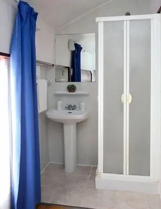İki Ayrı Yataklı Oda, Ortak Banyo