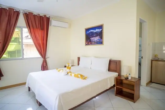 Deluxe Oda (1 King Deluxe Room)