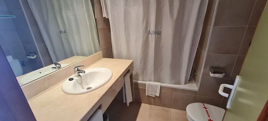 Tek Büyük Yataklı Oda, Havuz Manzaralı