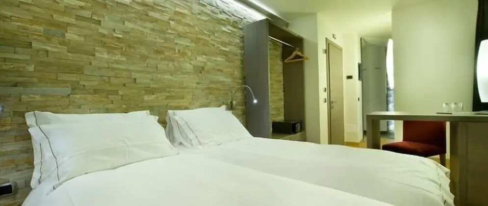 Standard Tek Büyük Yataklı Oda, Teras, Avlu Manzaralı
