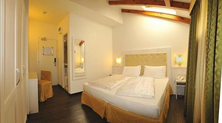 Classic Tek Büyük veya İki Ayrı Yataklı Oda