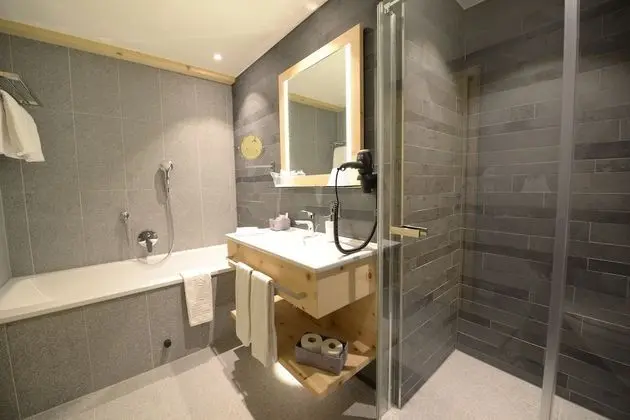 Deluxe Tek Büyük Yataklı Oda, Balkon, Dağ Manzaralı (Matterhorn)