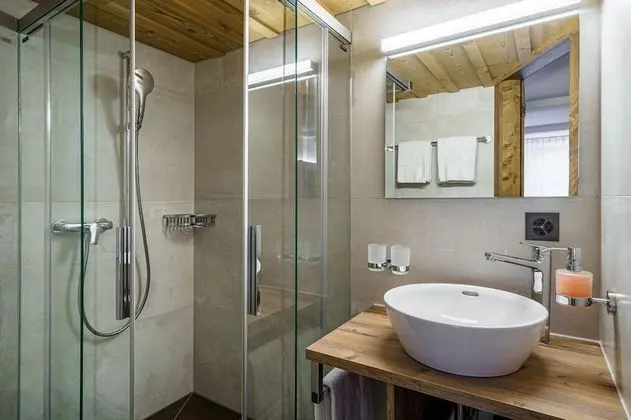 Superior Tek Büyük Yataklı Oda (Stammhaus /Chalet Enzian)