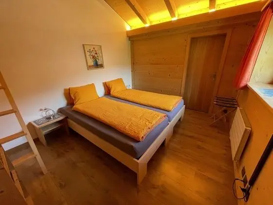 a.) Weidhaus-Fewo mit Balkon