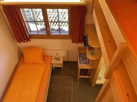 c.) Weidhaus-Stockbettzimmer