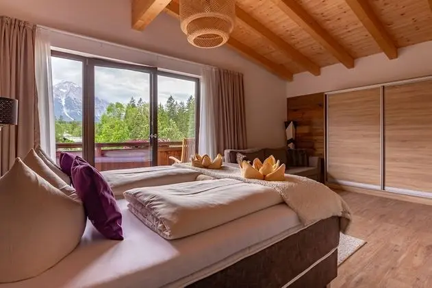 Tek Büyük Yataklı Oda, Balkon, Dağ Manzaralı