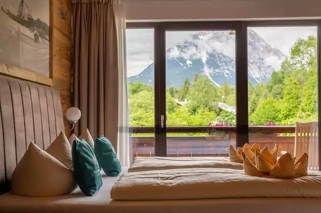 Tek Büyük Yataklı Oda, Balkon, Dağ Manzaralı