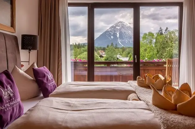 Tek Büyük Yataklı Oda, Balkon, Dağ Manzaralı