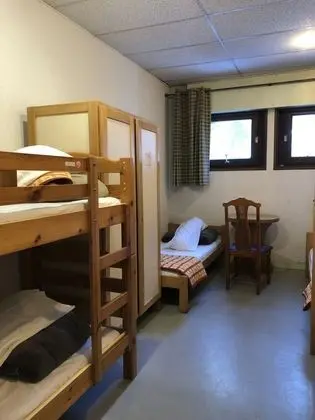 Ortak Ranzalı Oda, Sadece erkekler için, Ortak Banyo