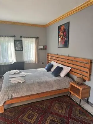 Traditional Stone Arch Suite
