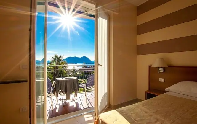 Tek Büyük veya İki Ayrı Yataklı Oda, Göl Manzaralı